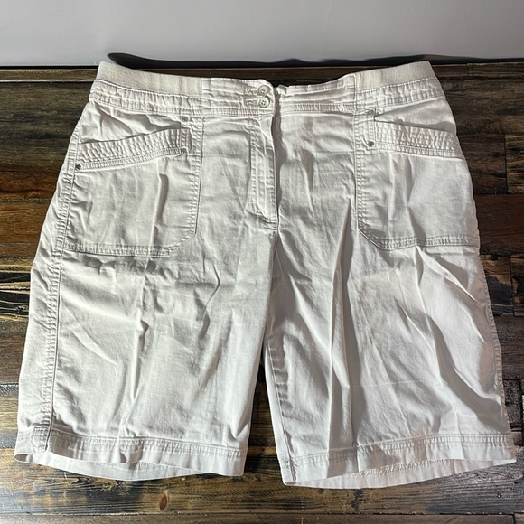 Karen Scott Pants - Karen Scott size 14 - 98% cotton beige shorts